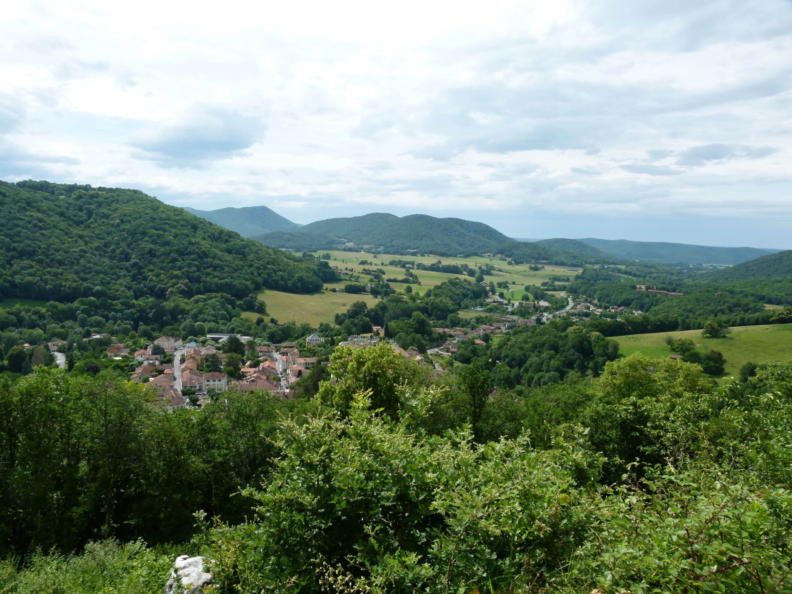 Historia-et-Laetitia-Aspet-depuis-la-Tour-du-Chucaou-min
